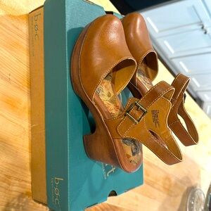 BOC, size 7, tan clogs, brand new!